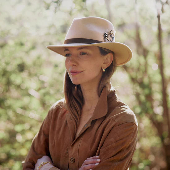 (Hicks & Brown) Suffolk Fedora Hat Fawn Feather - Pebble (Women's)